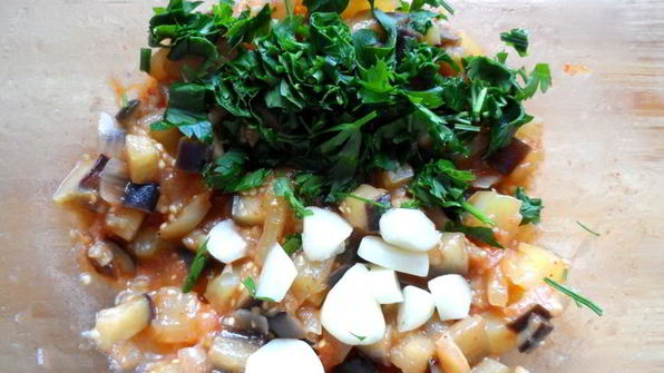 икра из баклажанов с болгарским перцем и чесноком