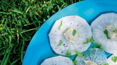 Карпаччо из редьки с хумусом