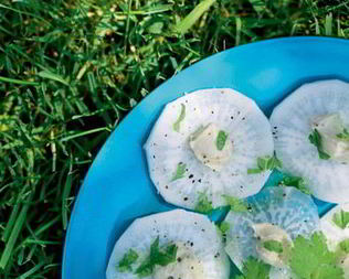 Карпаччо из редьки с хумусом
