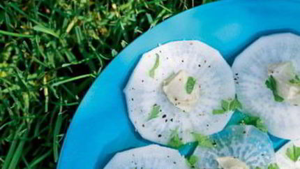 Карпаччо из редьки с хумусом