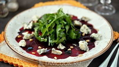 Карпаччо из свеклы и голубого сыра