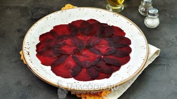 карпаччо из свеклы и голубого сыра