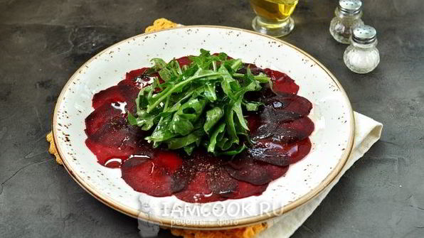 карпаччо из свеклы и голубого сыра