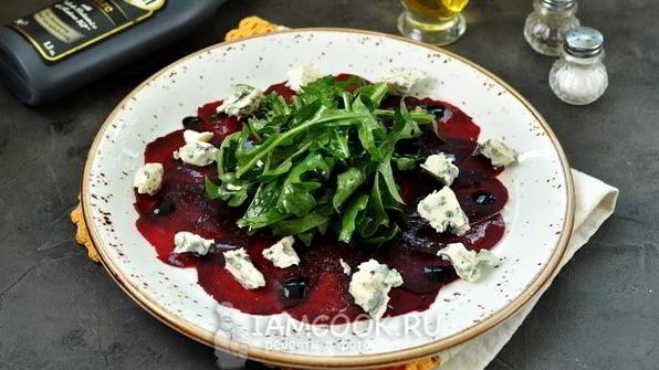 карпаччо из свеклы и голубого сыра
