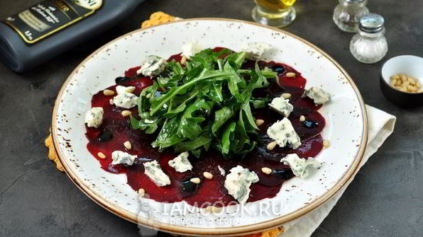 карпаччо из свеклы и голубого сыра