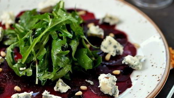 карпаччо из свеклы и голубого сыра