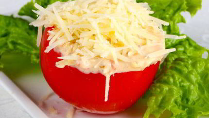 Холодная закуска из фаршированных помидоров с сыром