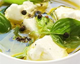 Козий сыр с оливками, лимоном и тмином