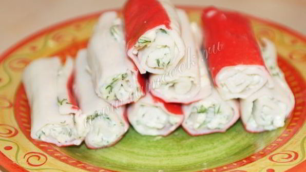 крабовые палочки, фаршированные сыром и чесноком