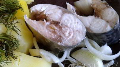 Маринованная скумбрия с луком и уксусом