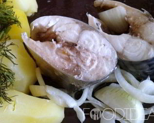 Маринованная скумбрия с луком и уксусом