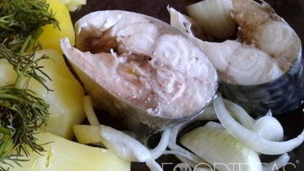 Маринованная скумбрия с луком и уксусом