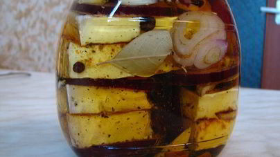 Маринованный сыр с белой плесенью по-чешски