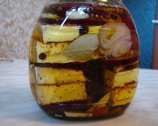 Маринованный сыр с белой плесенью по-чешски