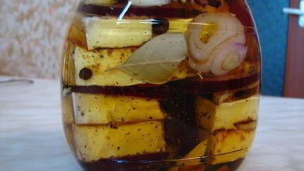 Маринованный сыр с белой плесенью по-чешски