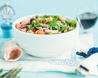 Морской коктейль с овощами