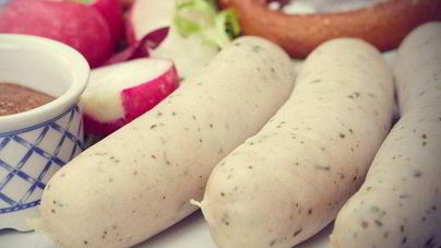 Нежные куриные сосиски по-домашнему