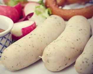 Нежные куриные сосиски по-домашнему