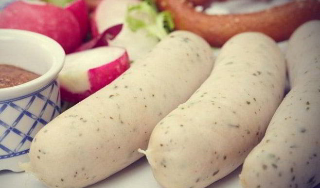 Нежные куриные сосиски по-домашнему