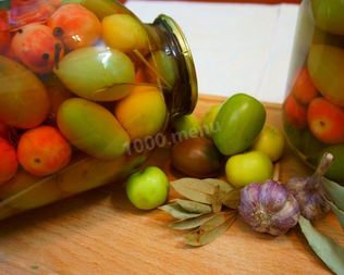 Очень вкусные маринованные зеленые помидоры с ранеткой