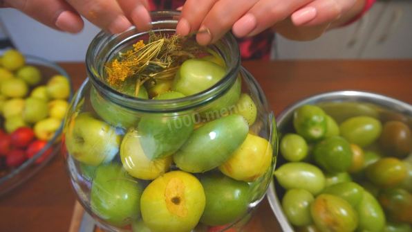 очень вкусные маринованные зеленые помидоры с ранеткой