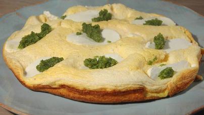 Бисквитный омлет с козьим сыром и розмариновым песто