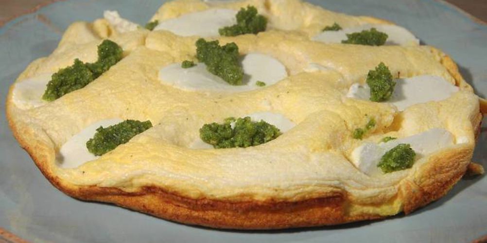 Рецепт бисквитный омлет с козьим сыром и розмариновым песто