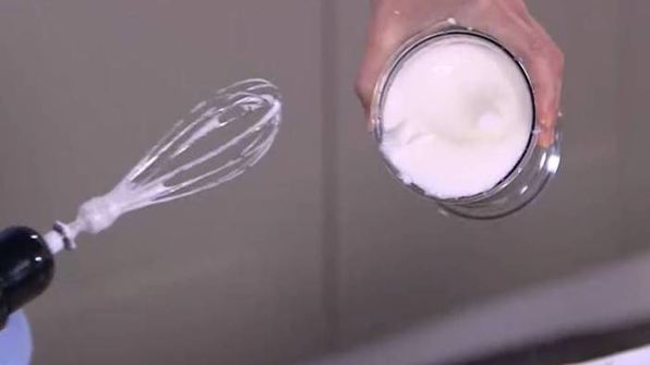 бисквитный омлет с козьим сыром и розмариновым песто