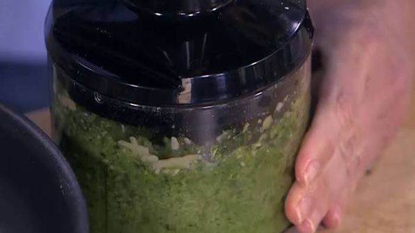 бисквитный омлет с козьим сыром и розмариновым песто