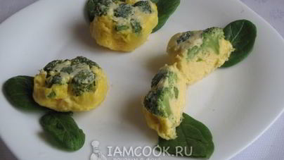 Брокколи в сырном омлете с чесноком