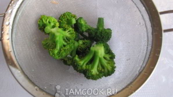 брокколи в сырном омлете с чесноком