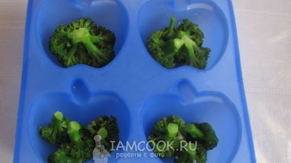 брокколи в сырном омлете с чесноком