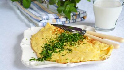 Французский омлет с начинкой из сыра и зеленью