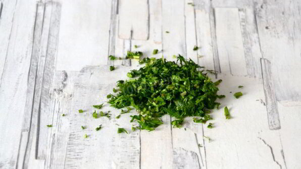 французский омлет с начинкой из сыра и зеленью