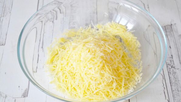 французский омлет с начинкой из сыра и зеленью