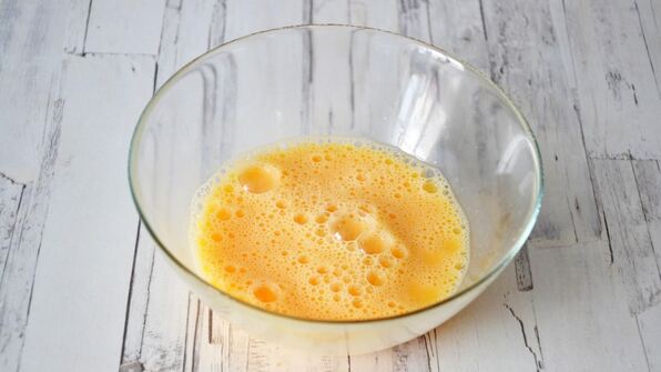 французский омлет с начинкой из сыра и зеленью