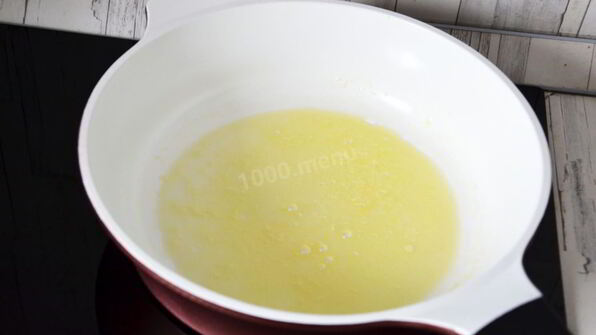 французский омлет с начинкой из сыра и зеленью