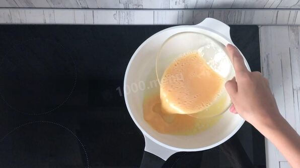 французский омлет с начинкой из сыра и зеленью