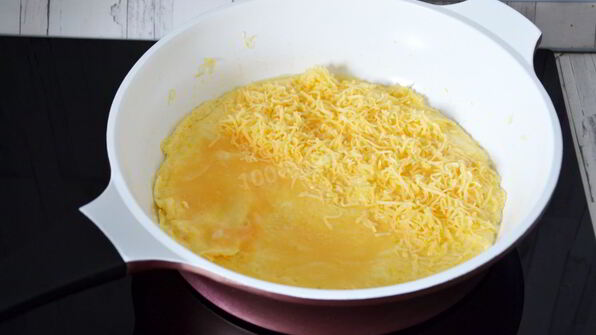 французский омлет с начинкой из сыра и зеленью
