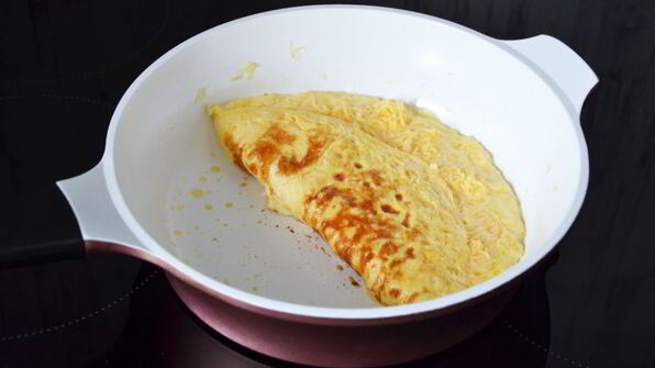 французский омлет с начинкой из сыра и зеленью