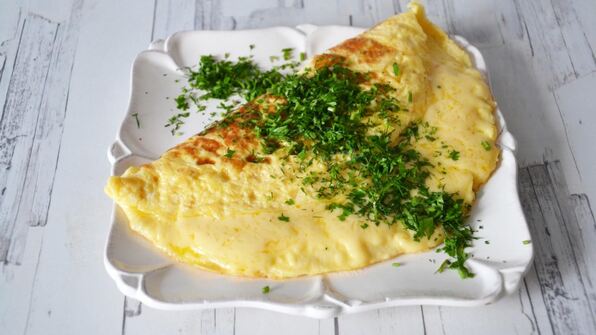французский омлет с начинкой из сыра и зеленью