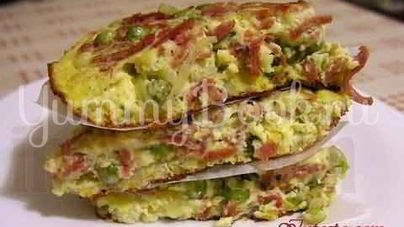 Фриттата с зеленым горошком, ветчиной и луком