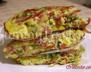 Фриттата с зеленым горошком, ветчиной и луком