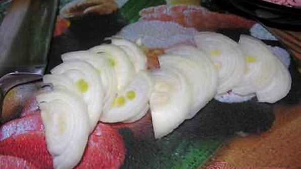 фриттата с зеленым горошком, ветчиной и луком