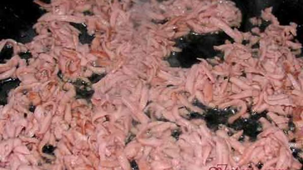 фриттата с зеленым горошком, ветчиной и луком