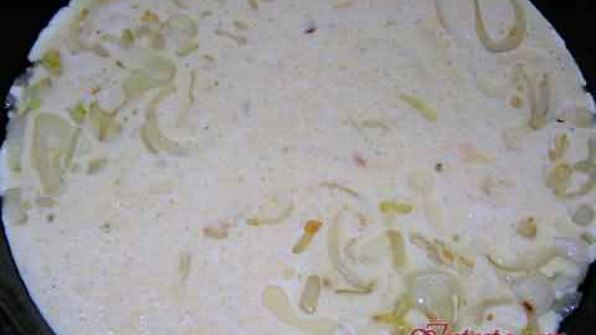 фриттата с зеленым горошком, ветчиной и луком