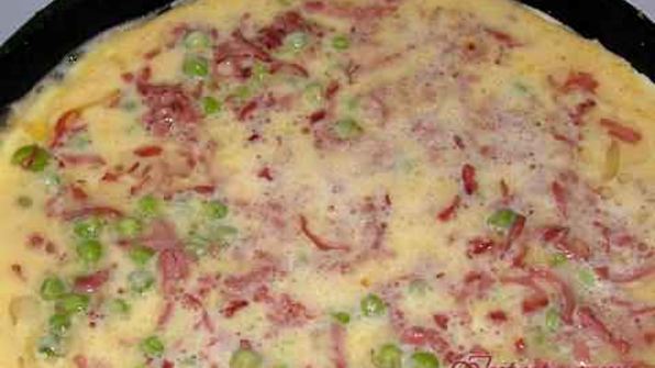 фриттата с зеленым горошком, ветчиной и луком