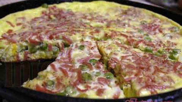 фриттата с зеленым горошком, ветчиной и луком