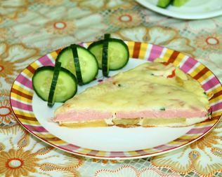 Картофельный омлет с вареной колбасой