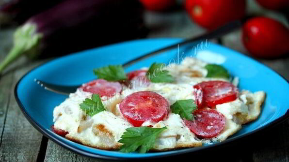 омлет из перепелиных яиц с баклажанами и помидорами